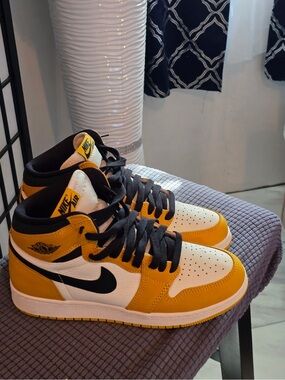Nike Air Jordan 1 Mid Yellow Black White